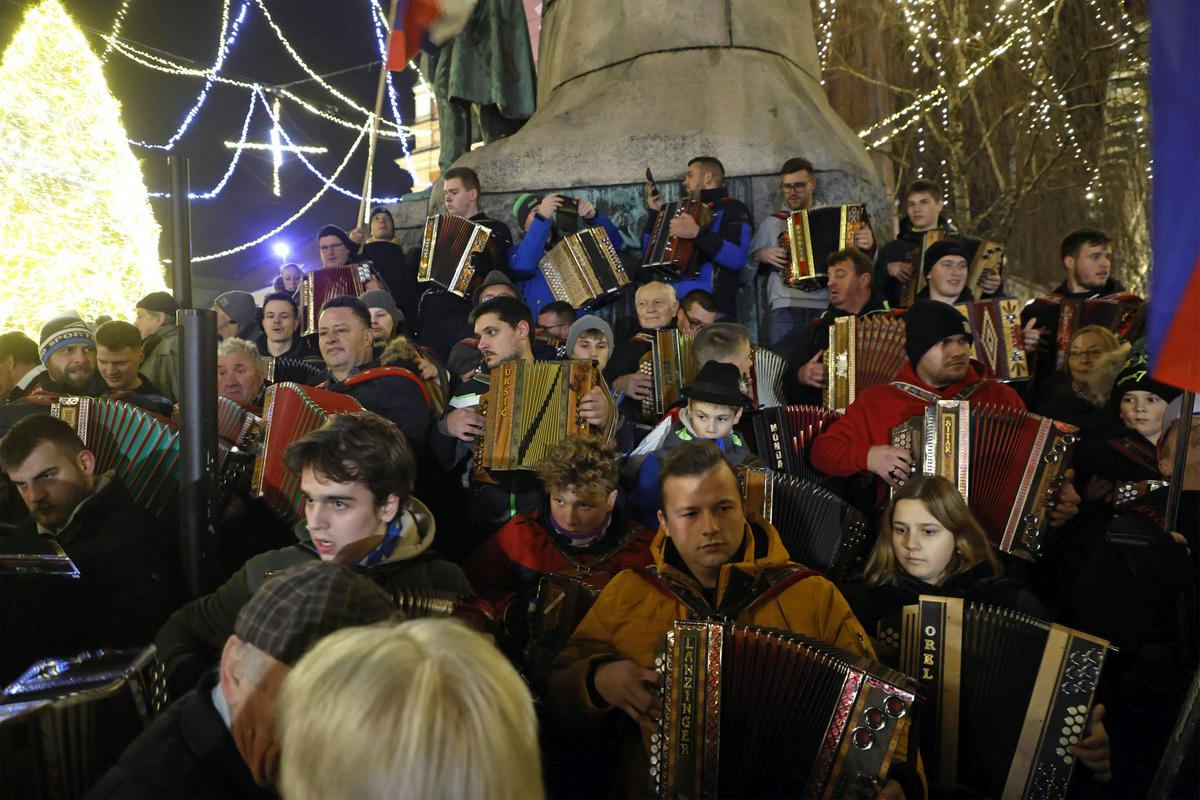 Harmonikarji na Prešernovem trgu mimoidočim v dobri uri zaigrali venček slovenskih pesmi