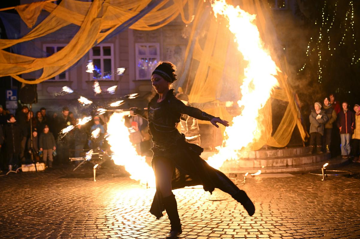 Veliko smeha in dih jemajočih trenutkov: v Ljubljano, Maribor in Logatec prihaja Ana Mraz