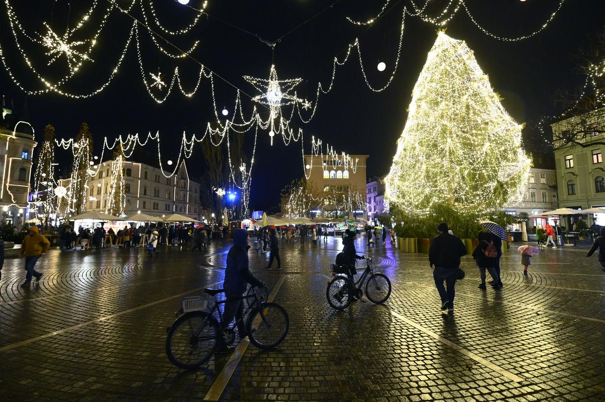 Od kolednikov in poprtnika do 12 grozdnih jagod in skakanja čez valove