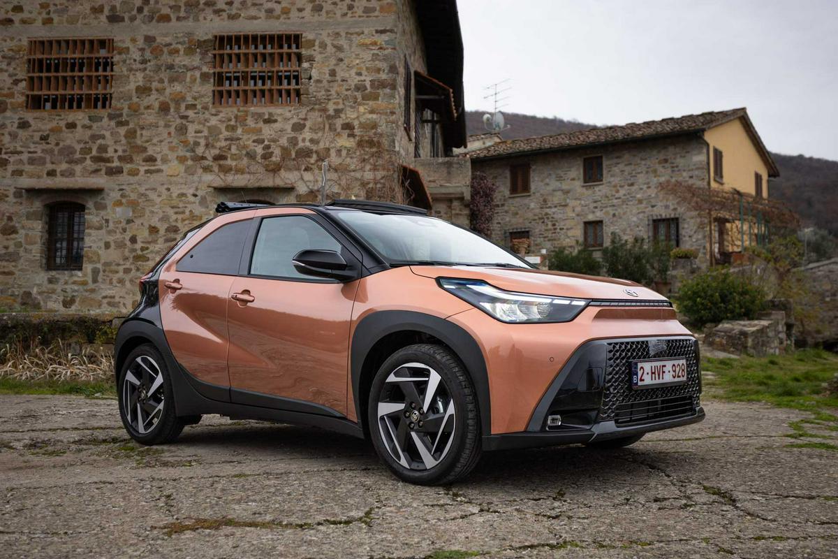 Toyota v najmanjši model vgradila hibridni in ne električni pogon