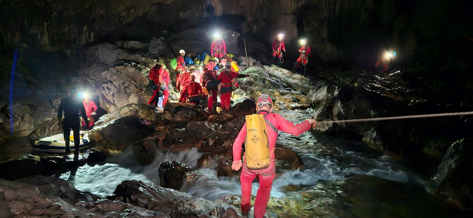 Umrlega jamarja ponoči prenesli iz jame