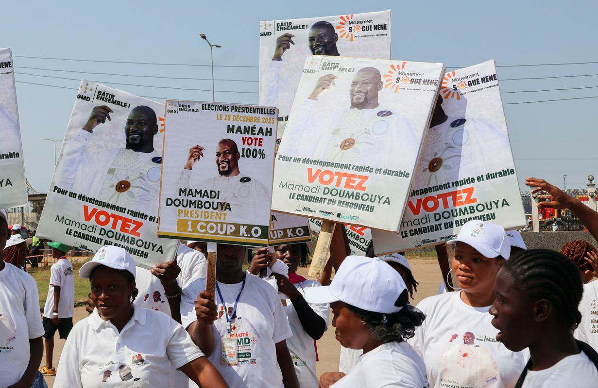 Na predsedniških volitvah v Gvineji zmagal vodja državnega udara Doumbouya