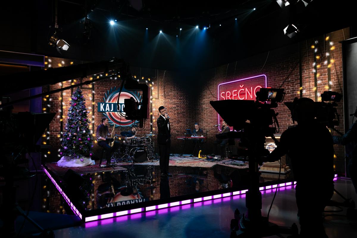 Ob 20. uri enourna oddaja Kaj dogaja? Na silvestrovo, ob 21.20 Silvestrski pozdrav iz Maribora