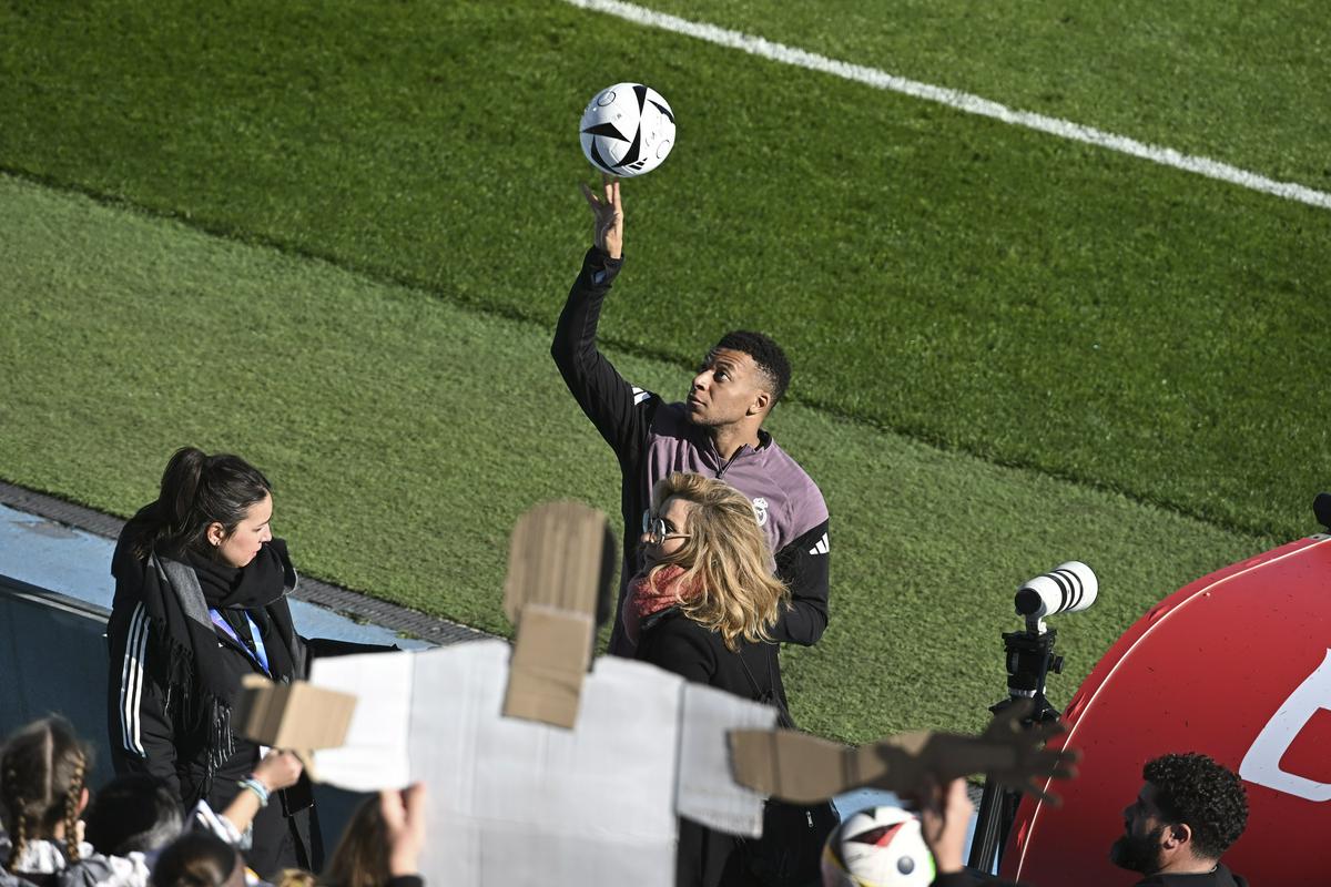 Mbappe zaradi poškodbe levega kolena na tritedenski počitek