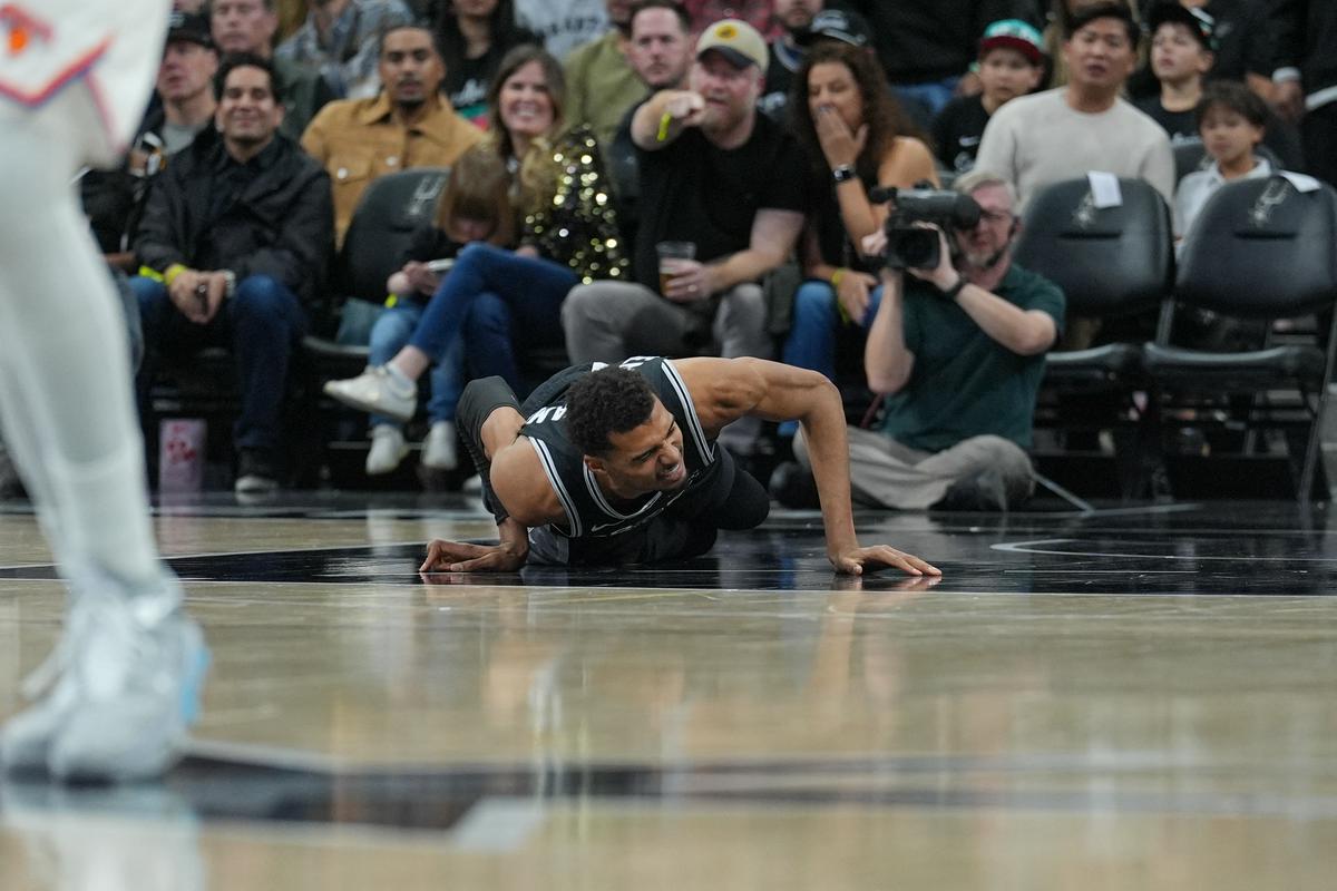 Spursi tekmo končali brez Wembanyame, s trojkami jih je reševal Champagnie