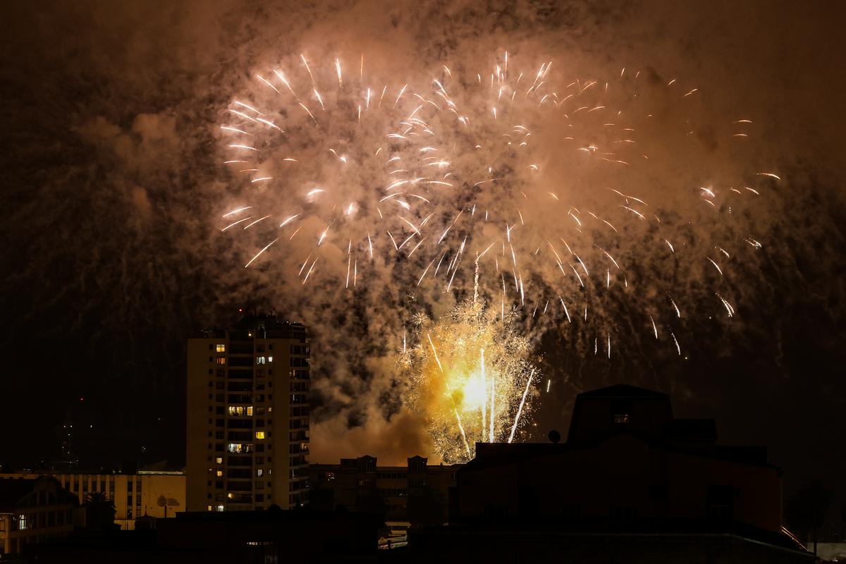 55-letnico je med opazovanjem ognjemeta v Parecagu nekaj zadelo v prsni koš in jo huje poškodovalo