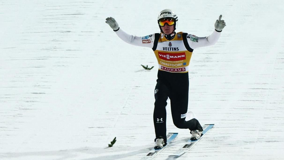 Le trije skakalci so na prvi tekmi turneje zmagali z višjo prednostjo kot Domen Prevc