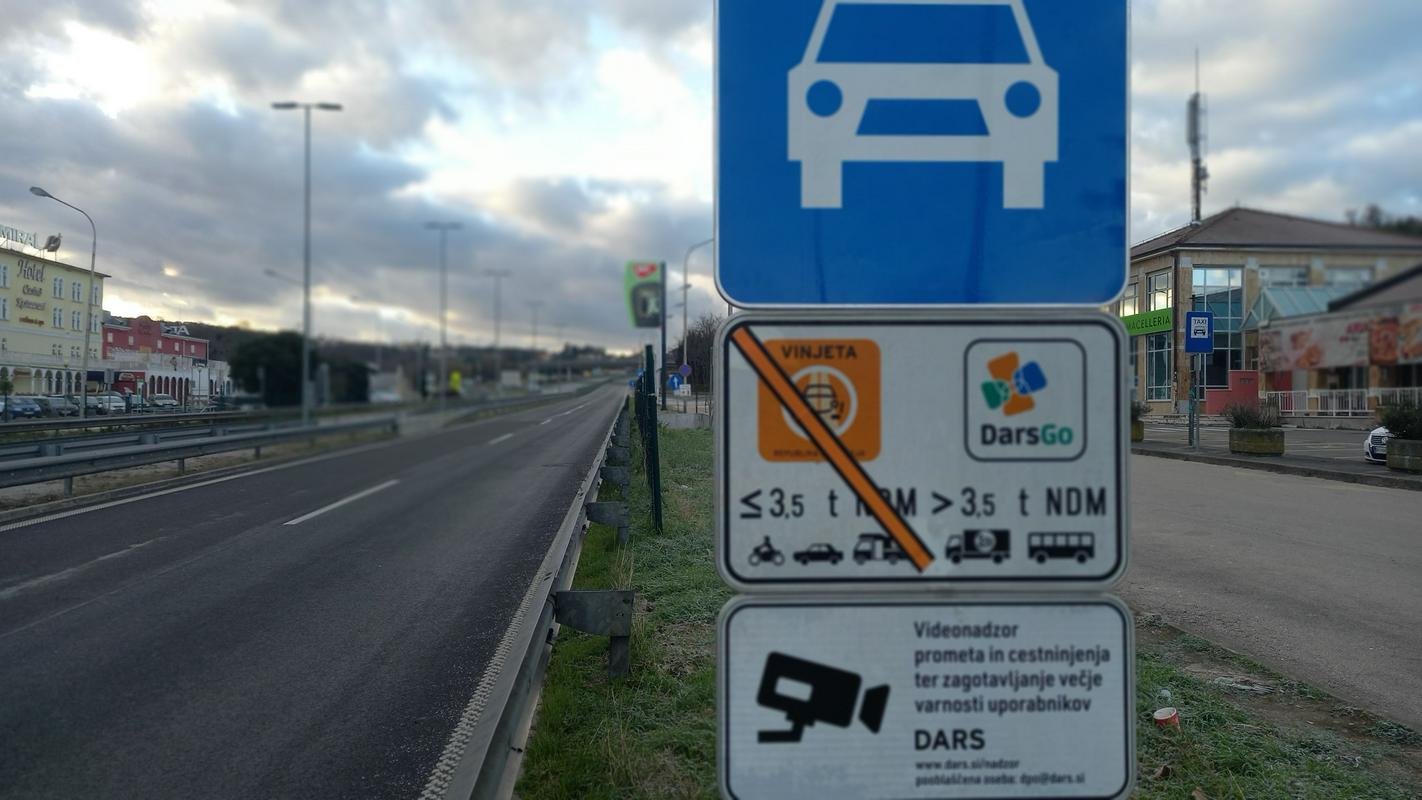 Številni vozniki po ukinitvi vinjet prehitro po nekdanji obalni hitri cesti