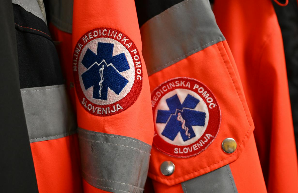 Voznik tovornjaka na bencinskem servisu trčil v pešca, ki je pozneje umrl