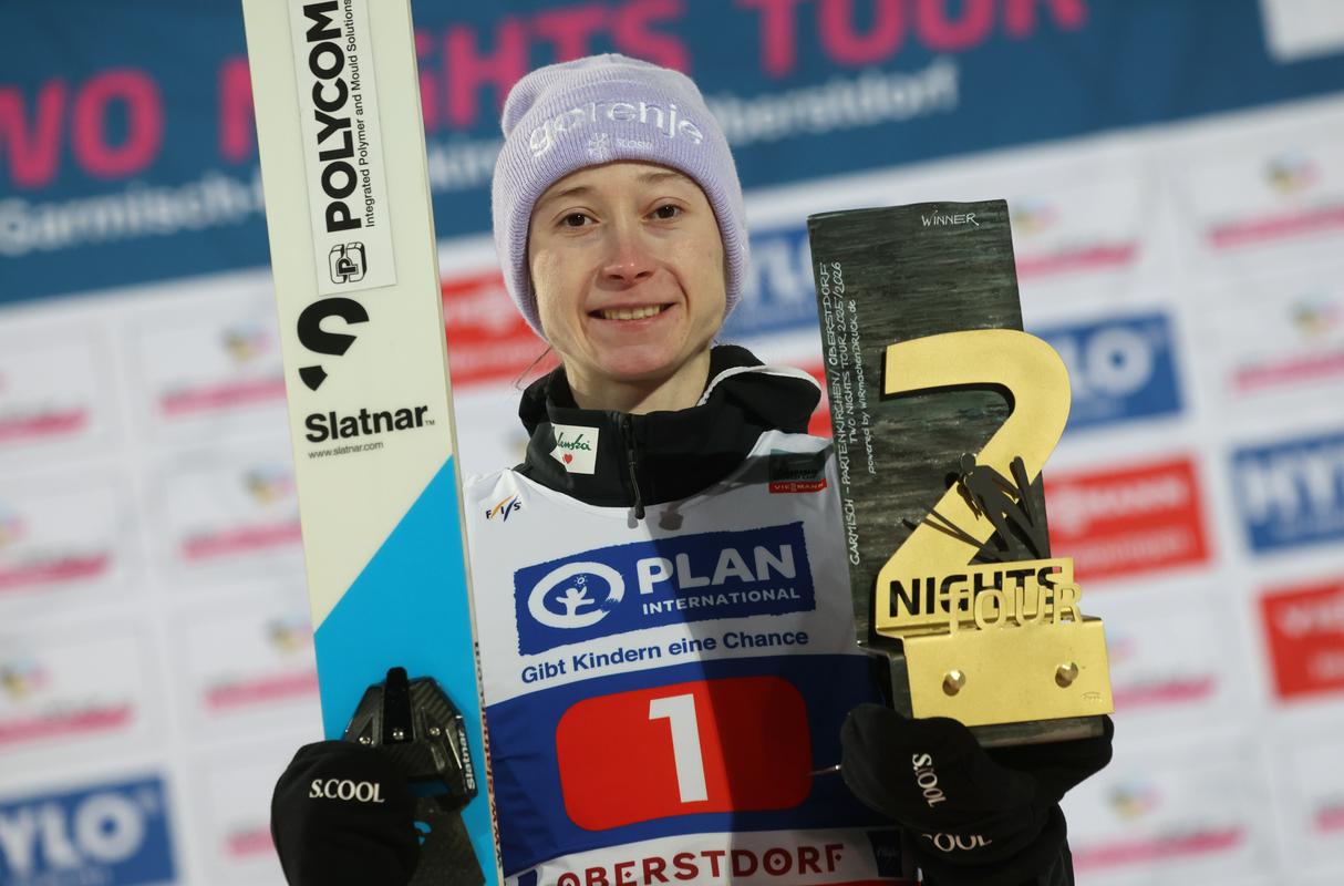 Nika Prevc z odličnim finalnim skokom dobila turnejo dveh večerov
