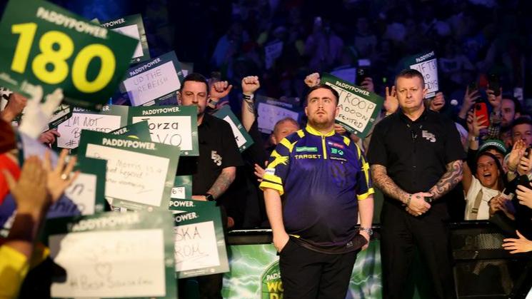 Littler kljub žvižgom v polfinalu