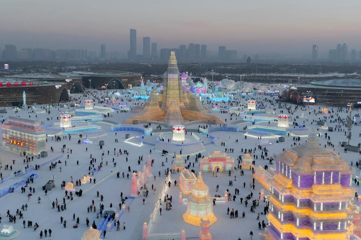 V Harbinu se spet lesketajo ogromne ledene umetnine