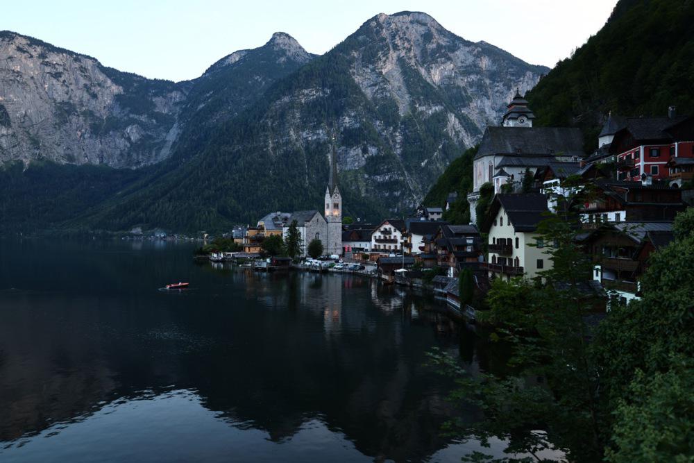 Večina obiskovalcev pride le zaradi razgleda na jezero, ki ga želijo ujeti v objektiv in se z njim pohvaliti na družbenih omrežjih. Foto: EPA Večina obiskovalcev pride le zaradi razgleda na jezero, ki ga želijo ujeti v objektiv in se z njim pohvaliti na družbenih omrežjih. Foto: EPA