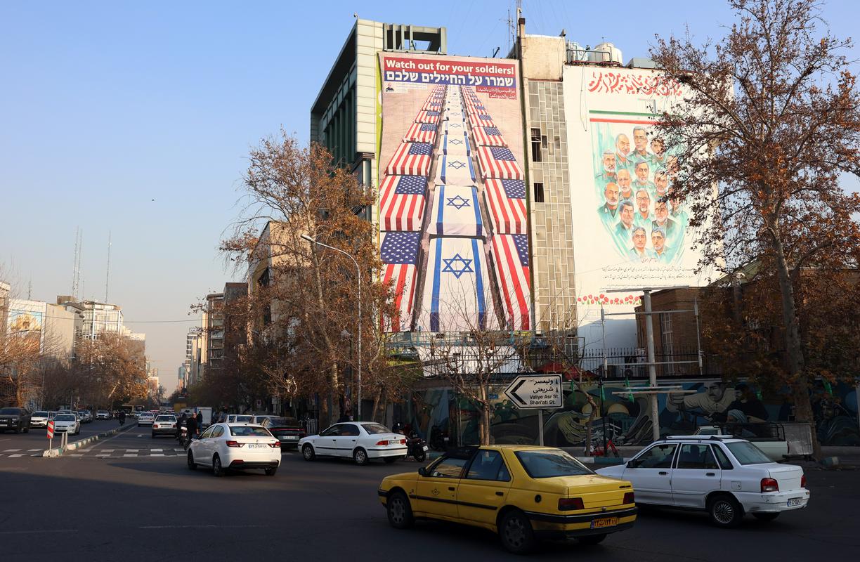 Sporadični protesti v Teheranu in drugih mestih. Hamenej: Ni koristi v pogovarjanju z izgredniki.