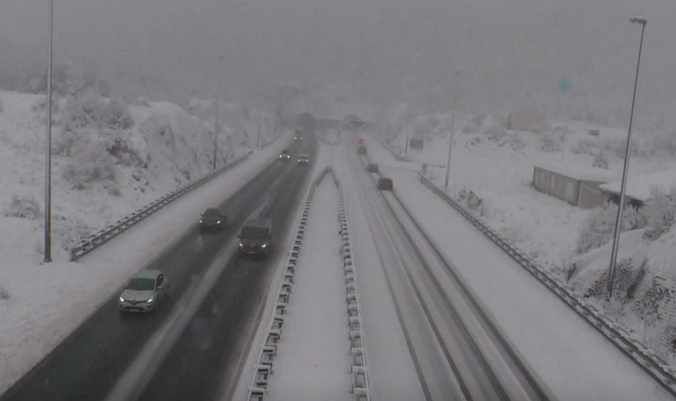 Težave zaradi sneženja na Balkanu. Na beograjskem letališču odpovedanih več poletov.