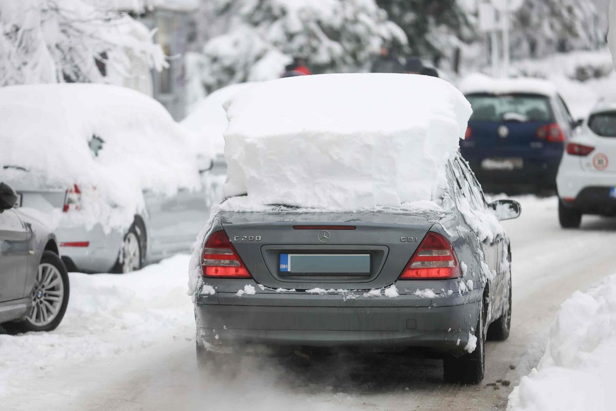 Zimska ujma na Balkanu terjala smrtno žrtev in povzročila prometni kolaps