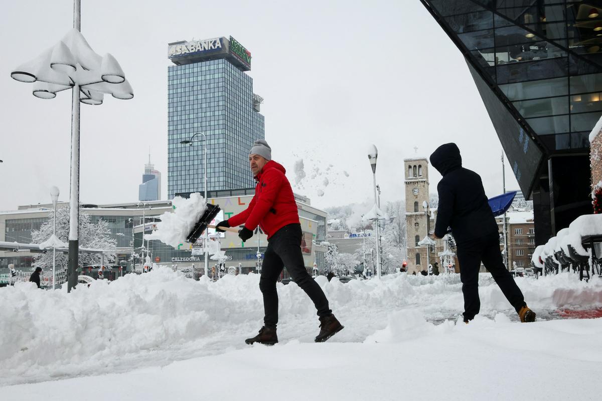 Obilno sneženje v Bosni in Hercegovini ter Srbiji povzročilo obsežne izpade elektrike in prometne zastoje