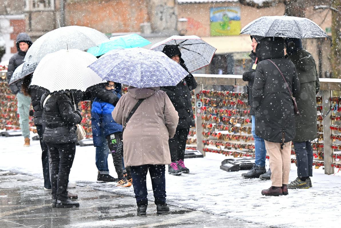 Največ snega bo danes zapadlo v južni Sloveniji, lahko tudi med 10 in 20 centimetrov