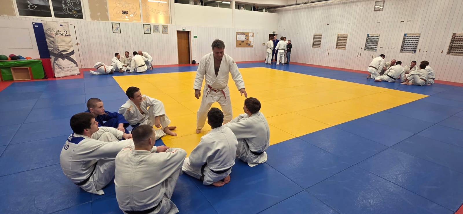 V Piranu so osnovnošolce o vrednotah učili tudi z judom: Spoštovanje, ki je osnova za vse