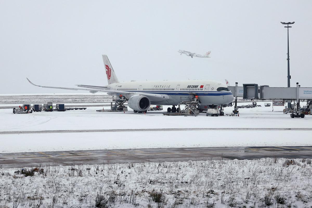 Na evropskih letališčih zaradi slabega vremena odpovedali več sto poletov