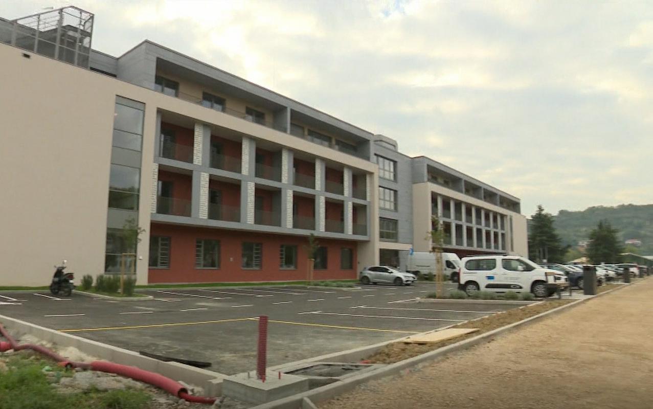 Deos: Sporna fotografija stanovalcev v intimnem razmerju je bila posneta, njenega avtorja še iščejo