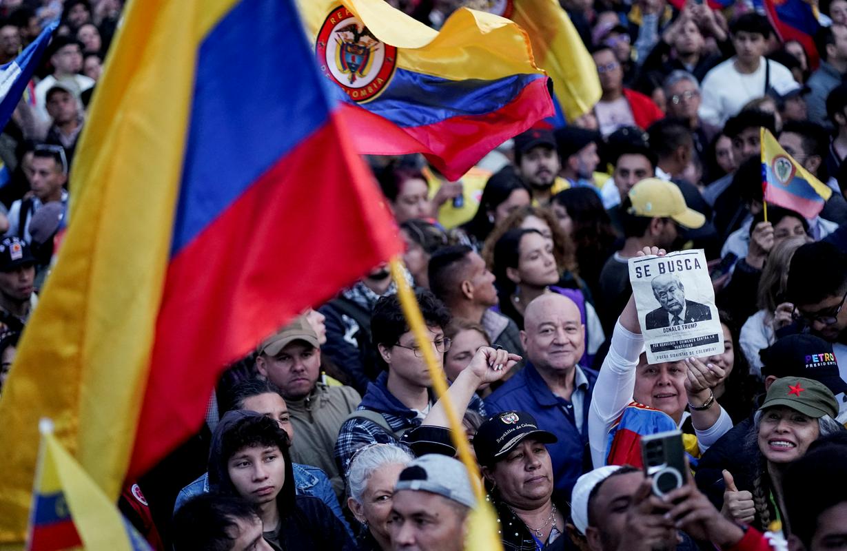 V Kolumbiji protesti proti ameriškim grožnjam. Trump napovedal srečanje s Petrom.