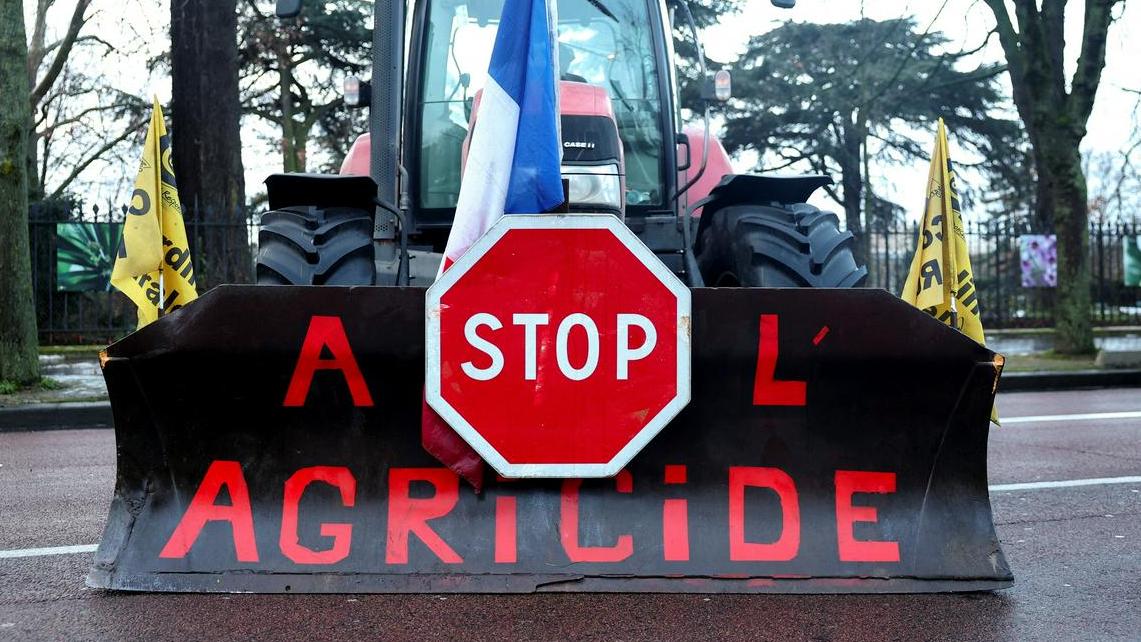 Francoski kmetje v središču Pariza protestirali proti podpisu dogovora z Mercosurjem