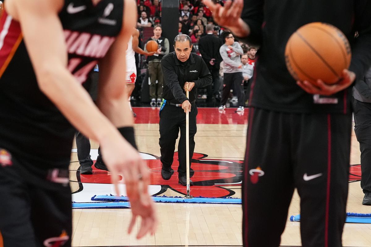 Spolzek parket v Čikagu odnesla tekmo med Biki in Vročico