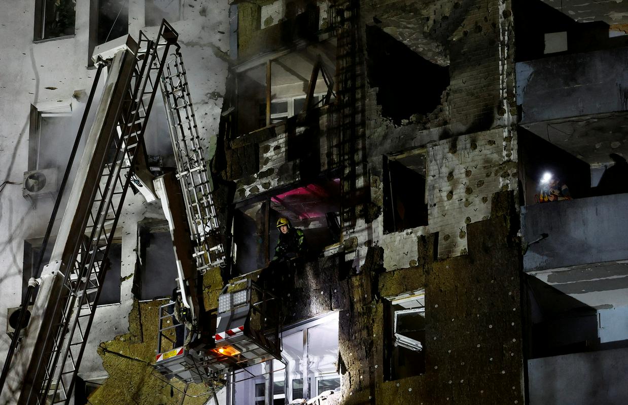 Rusija nad Ukrajino izstrelila raketo orešnik. Štirje mrtvi v napadu na Kijev.