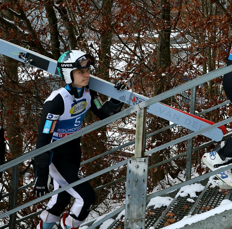 Rok Masle po padcu v Sapporu in poškodbi kolena že na poti v domovino