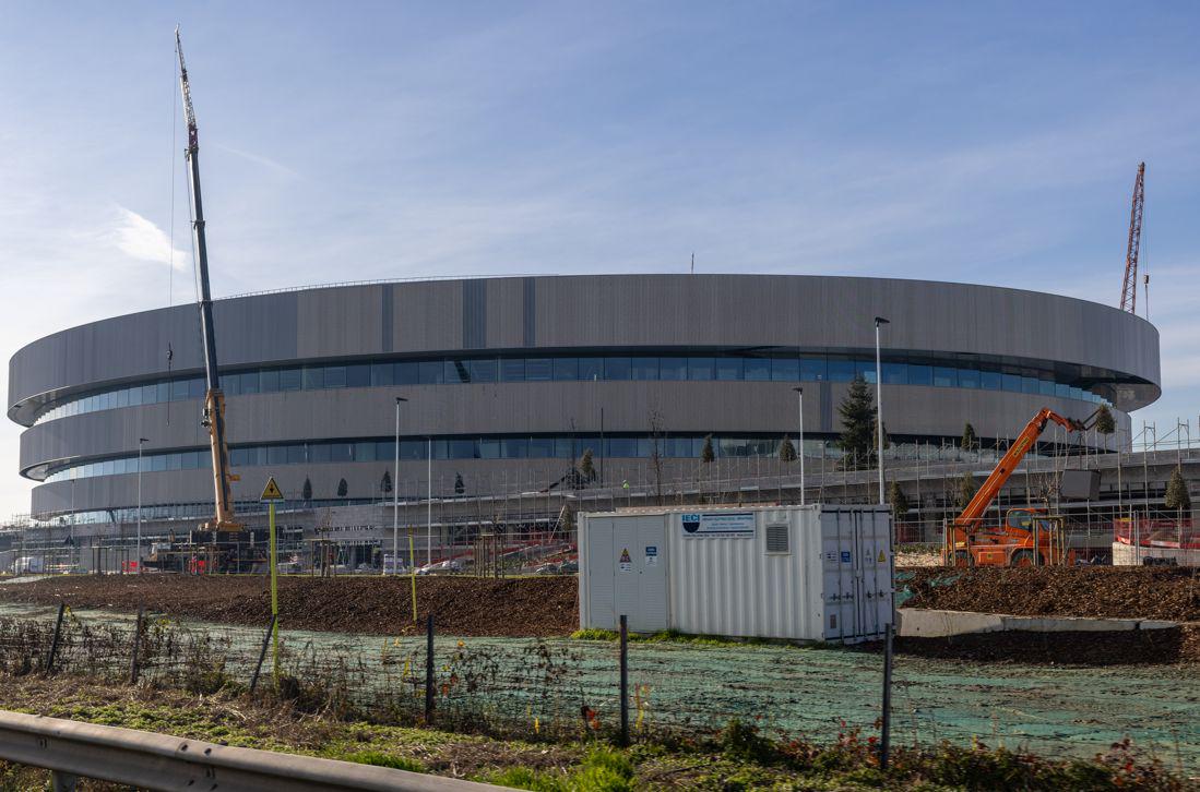 Olimpijski hokej na prekratkem ledu v premajhni in še kar nedokončani dvorani