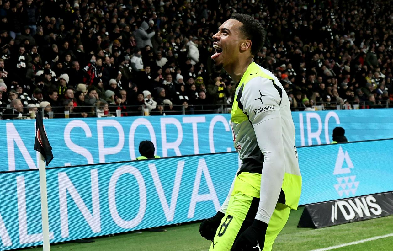 Rezervist Chukwuemeka rešil Dortmundčanom točko v Frankfurtu