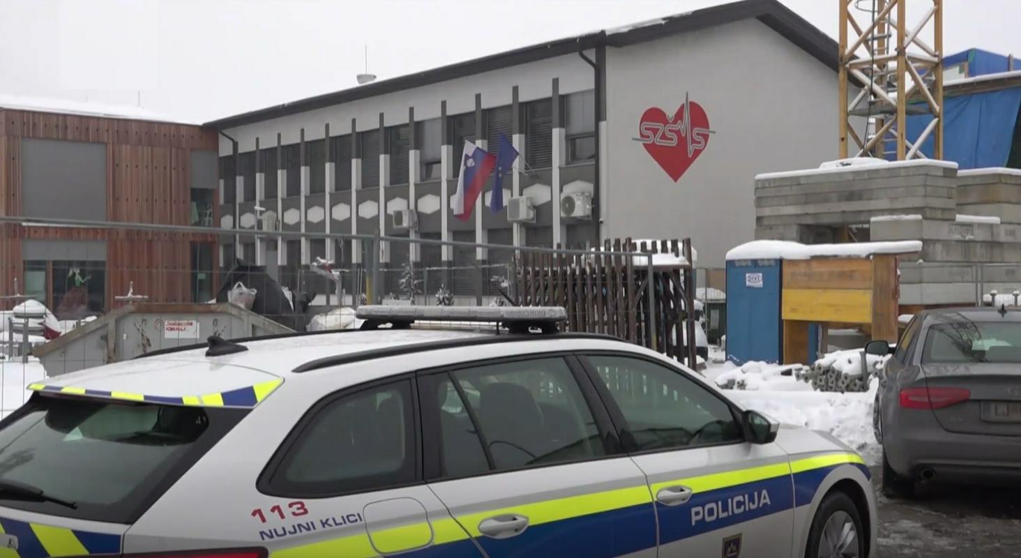 Dijak, ki je z nožem napadel dijakinjo, ostaja v priporu, motiv še ni znan