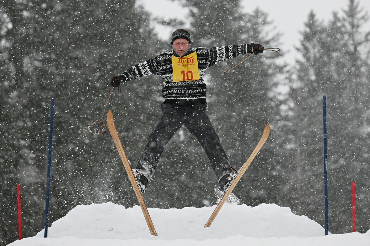Smučanje kot nekoč – z lesenimi smučmi in v starinskih oblekah
