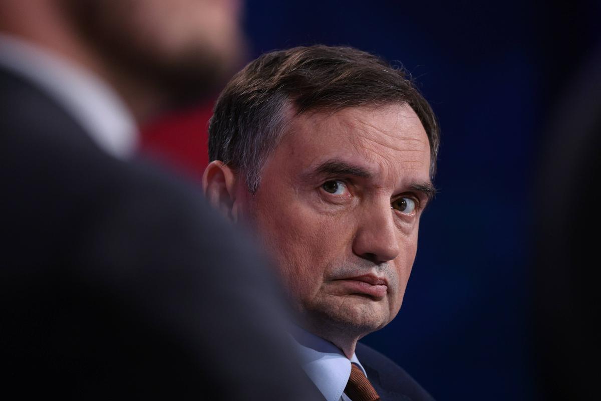 Nekdanji poljski minister, obtožen korupcije, trdi, da je dobil azil na Madžarskem