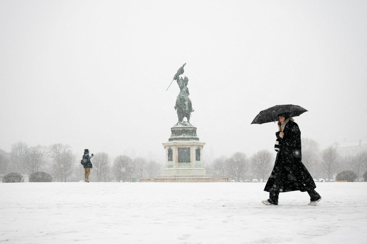 Letališči na Dunaju in v Bratislavi zaradi poledice zaprti, v Pragi promet omejen