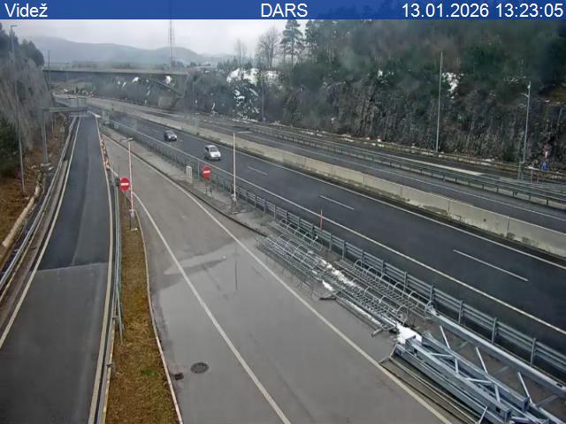 Voznik, ki je na avtocesti naletel na skalo, dokazal Darsovo (ne)odgovornost