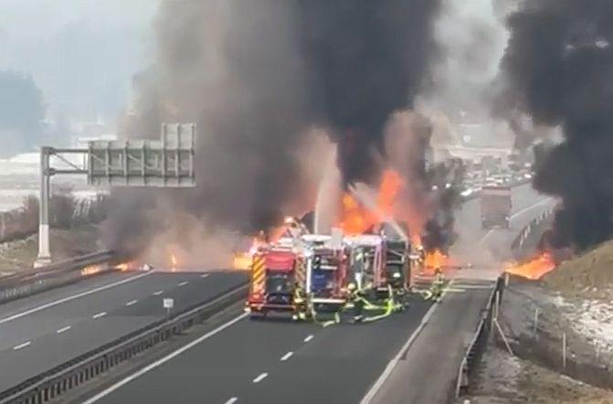 Hujša prometna nesreča na štajerki: gorita tovorno vozilo in kombi