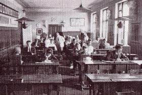 Pouk opisne geometrije (okrog 1920). Foto: Arhiv Gimnazije Novo mesto.