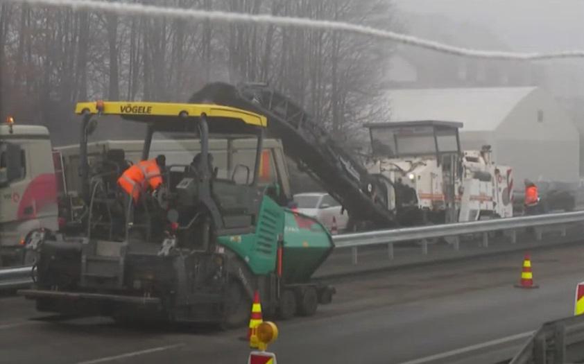 Dan po hudi nesreči na štajerski avtocesti še nastajajo zastoji. Dela naj bi končali do sobote.