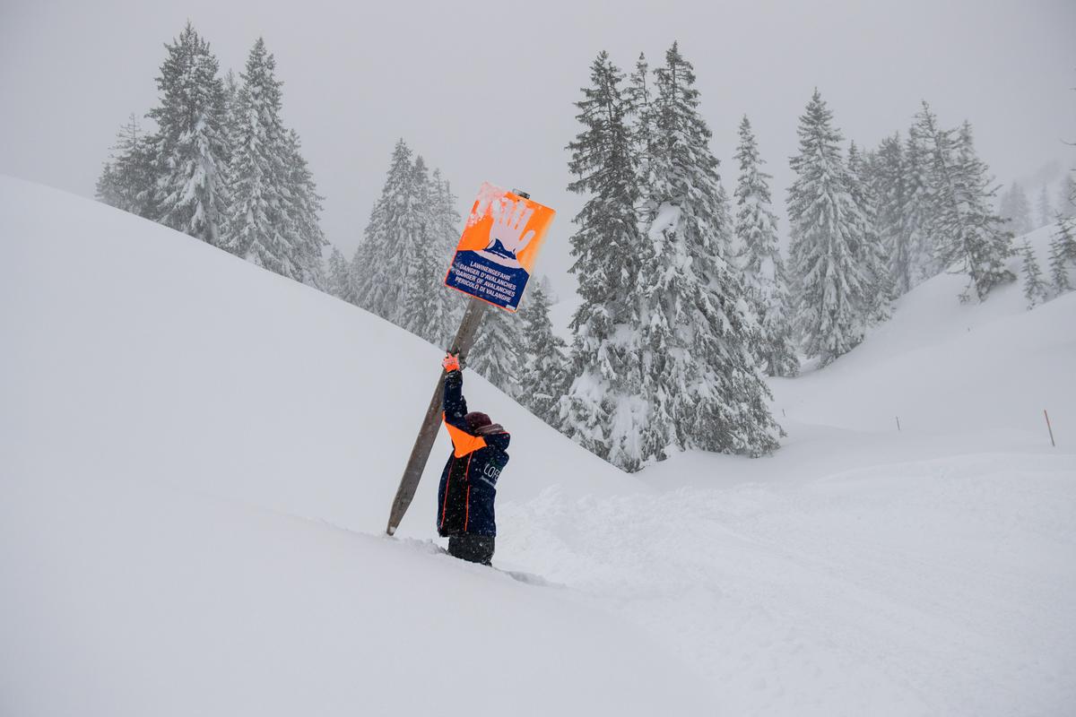 V snežnih plazovih v Avstriji umrlo pet ljudi