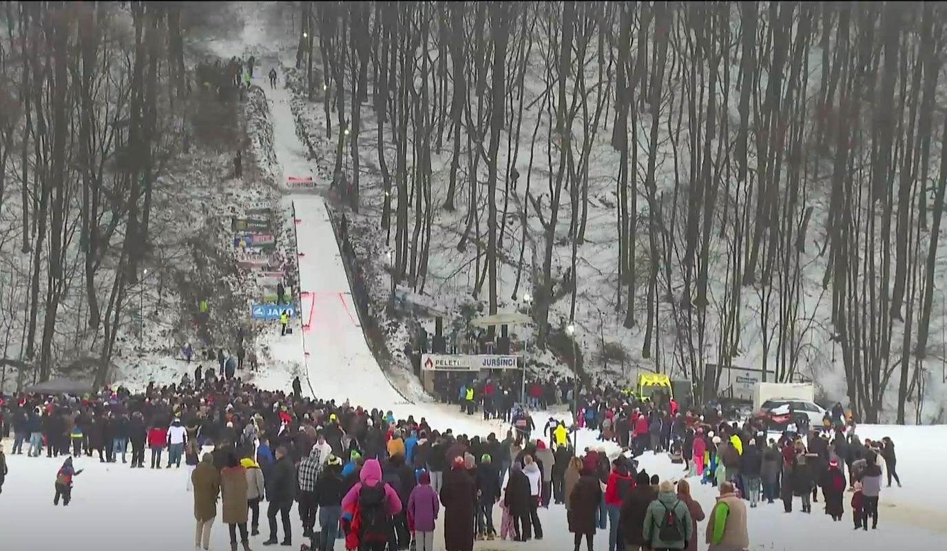 V Juršince so se vrnili amaterski smučarski skoki z alpskimi smučmi