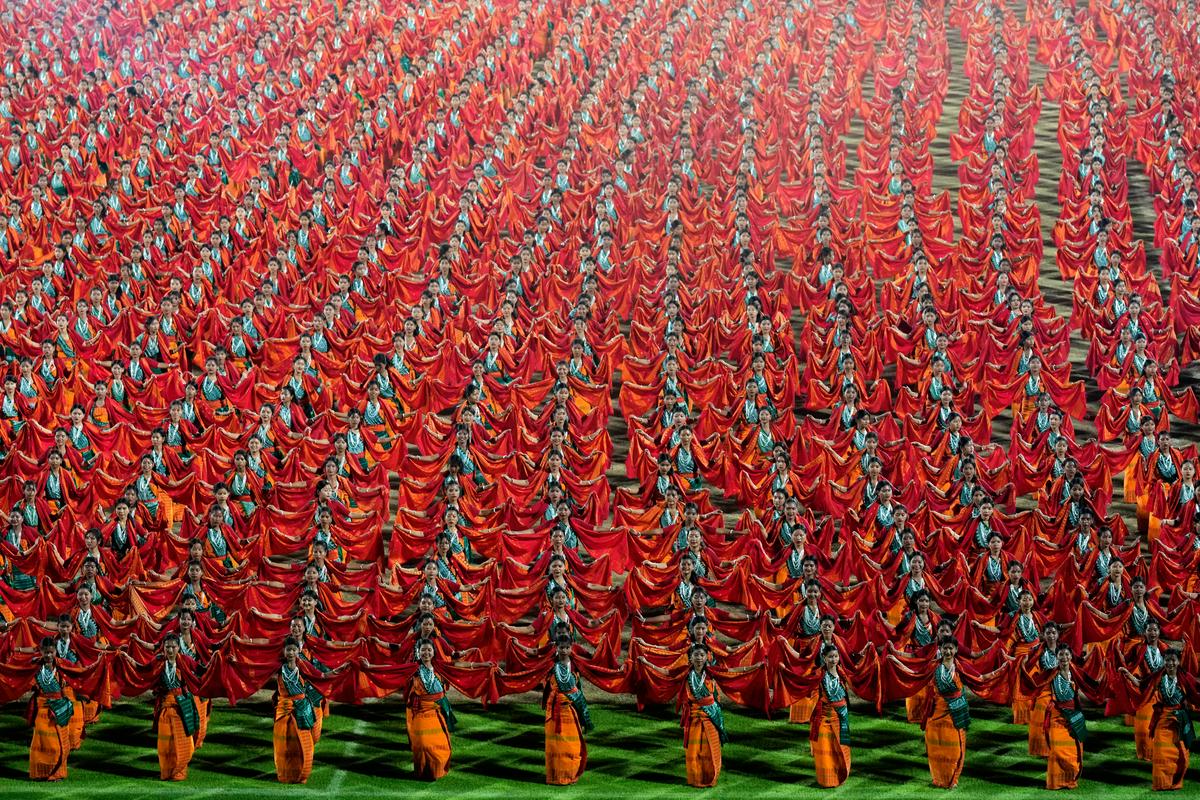 V Indiji 10.000 plesalk sodelovalo v plesu bagurumba, ki ponazarja metuljev let