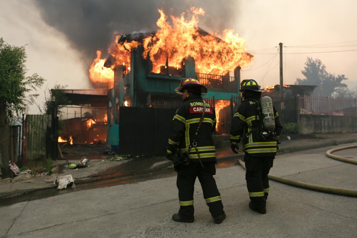 V delu Čila zaradi gozdnih požarov razglasili izredne razmere. Umrlo najmanj 19 ljudi.