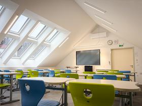 Novejša učilnica, ki so jo uredili po letu 2020. Foto: Arhiv Gimnazije Novo mesto/Simon Hočevar