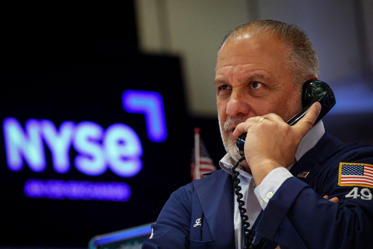 Trumpove grožnje udarile po tveganih naložbah in še bolj podžgale zlato