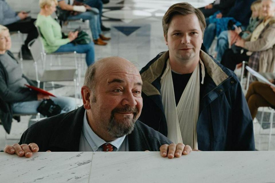 To je rop! V kinematografe prihaja slovenska kriminalna komedija o birokraciji in nemoči posameznika