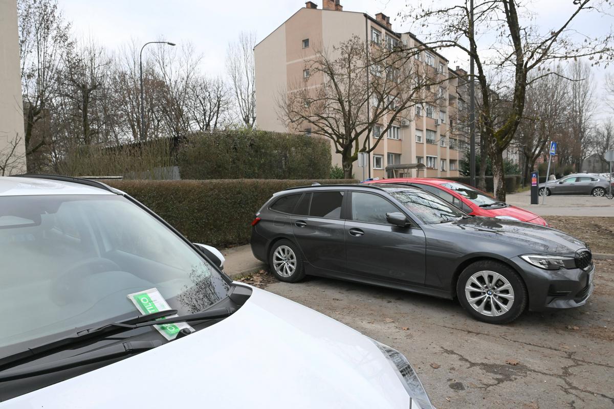 Redarski nadzor nad parkiranjem v Štepanjskem naselju v ponedeljek in torek, pajek odpeljal 19 vozil