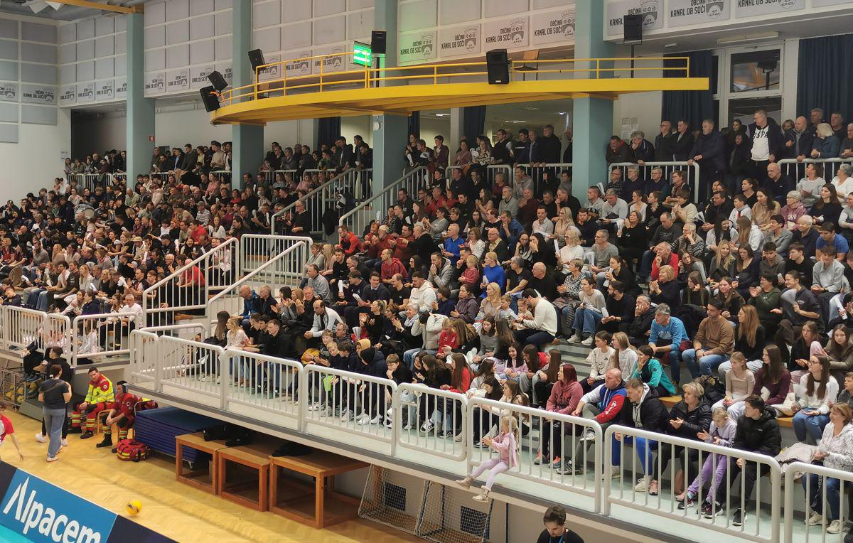 Dober odpor Kanalcev pred nabito polnimi tribunami