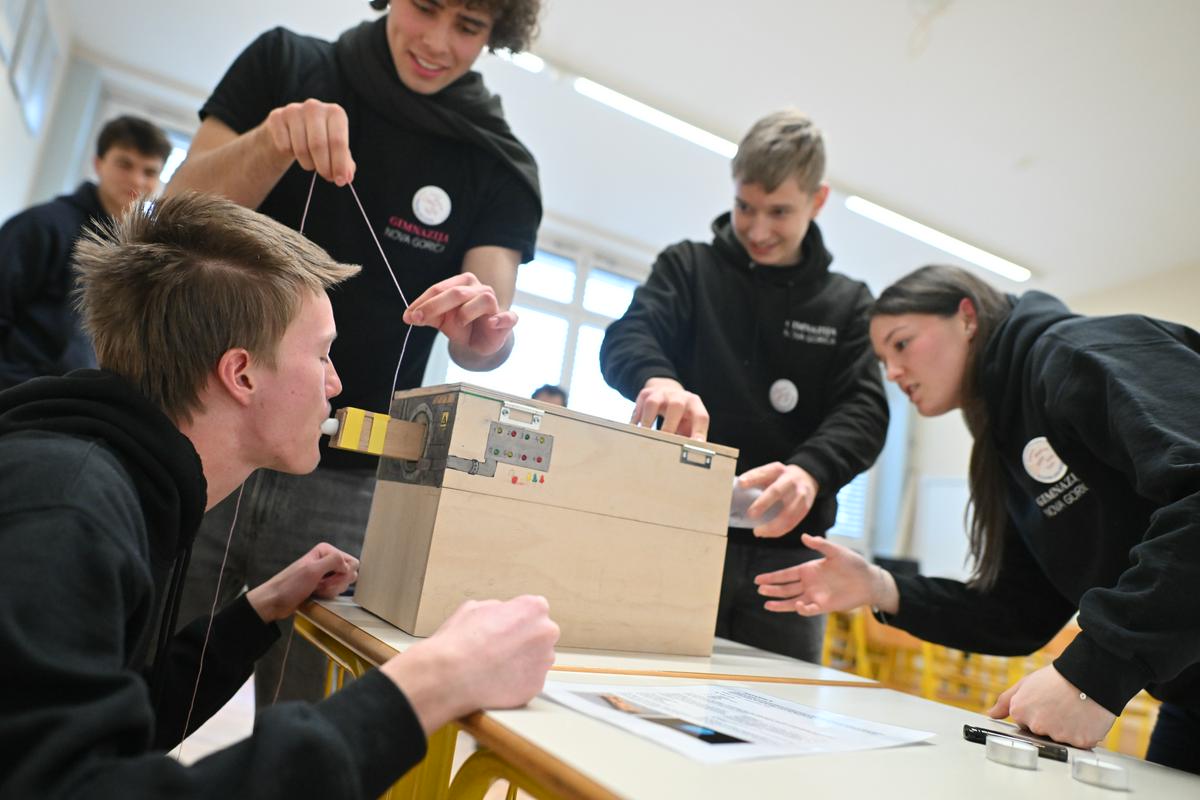 Dijaki so se pomerili v odpiranju fizikalnih sefov